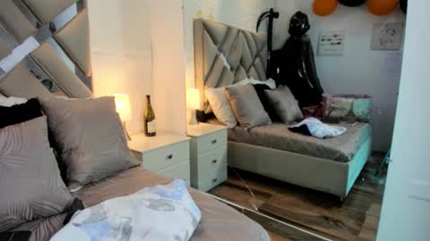 Raquel Moore  online show from 11.03.25