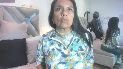 Raquel Moore  online show from 11.05.25