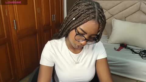 Snapshot of raqueljones_ chatting on 10.08.25 Raquel online show from 10.08.25