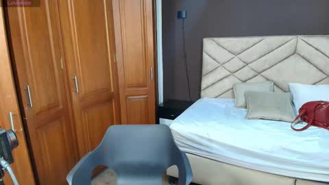 Snapshot of raqueljones_ chatting on 10.28.25 Raquel online show from 10.28.25