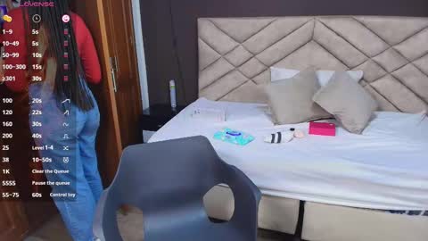 Snapshot of raqueljones_ chatting on 11.22.25 Raquel online show from 11.22.25