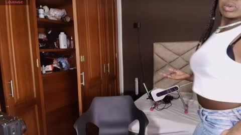 Snapshot of raqueljones_ chatting on 11.28.25 Raquel online show from 11.28.25