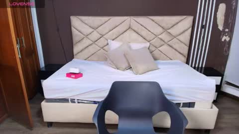 Snapshot of raqueljones_ chatting on 12.04.25 Raquel online show from 12.04.25