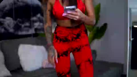 Snapshot of raquellevon chatting on 09.22.25 Raquelle online show from 09.22.25
