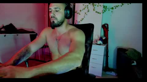 Snapshot of raulmaxel chatting on 04.28.26 RaulMaxel online show from 04.28.26