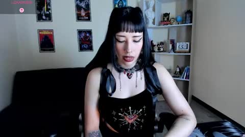 Snapshot of ravenelle_ chatting on 04.28.26 ravenelle_ online show from 04.28.26