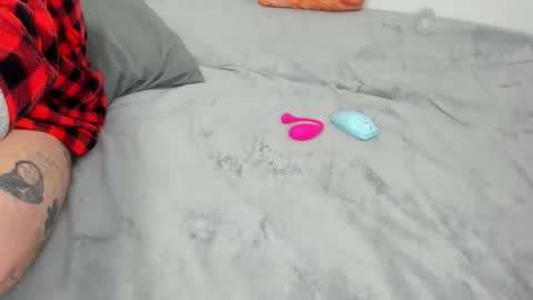 Snapshot of raveneusbiter chatting on 12.21.25 Raveneusbiter online show from 12.21.25