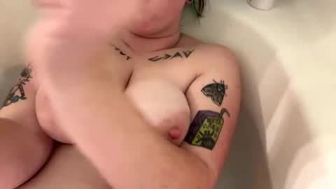 Snapshot of ravyn_xoxo chatting on 12.21.24 Ravynn 3 online show from 12.21.24