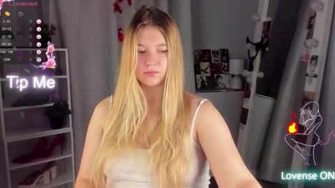 Snapshot of rebecca_____ chatting on 09.16.25 rebecca_____ online show from 09.16.25