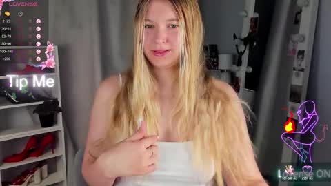 Snapshot of rebecca_____ chatting on 09.28.25 rebecca_____ online show from 09.28.25