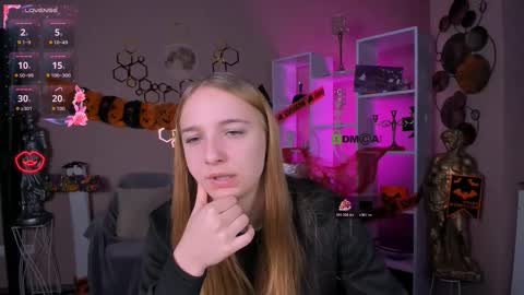 Snapshot of rebecca_smile_ chatting on 10.21.25 rebecca_smile_ online show from 10.21.25