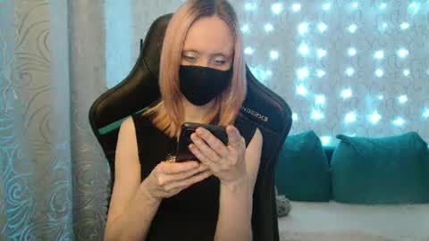 Snapshot of rebesaolset chatting on 12.15.24 RebesaOlset online show from 12.15.24