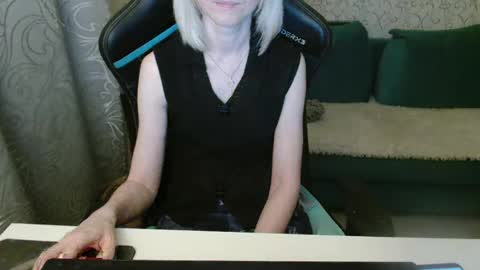 Snapshot of rebesaolset chatting on 02.12.25 RebesaOlset online show from 02.12.25