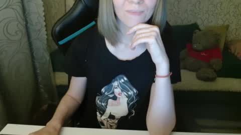 Snapshot of rebesaolset chatting on 09.30.25 RebesaOlset online show from 09.30.25