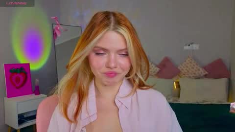 Snapshot of red__candy chatting on 11.23.25 red__candy online show from 11.23.25