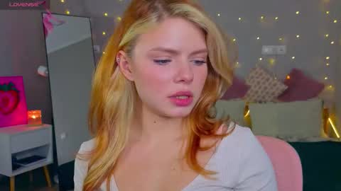 Snapshot of red__candy chatting on 12.02.25 red__candy online show from 12.02.25