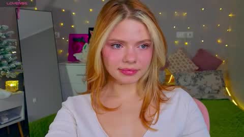 Snapshot of red__candy chatting on 12.15.25 red__candy online show from 12.15.25