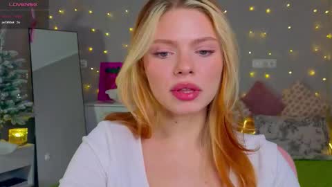 Snapshot of red__candy chatting on 12.16.25 red__candy online show from 12.16.25