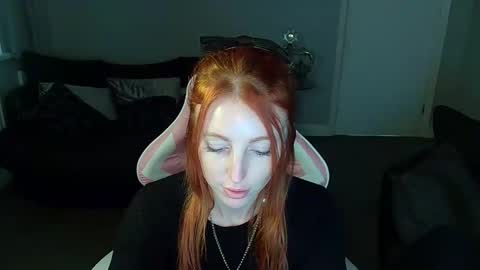 Snapshot of red_firesquirt chatting on 01.06.25 Red -  online show from 01.06.25