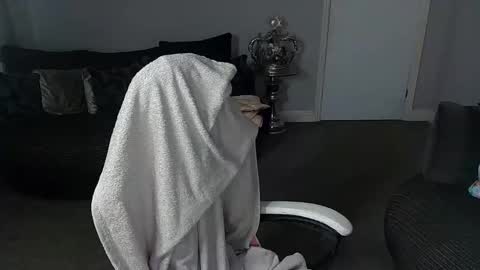 Snapshot of red_firesquirt chatting on 02.12.25 Red -  online show from 02.12.25