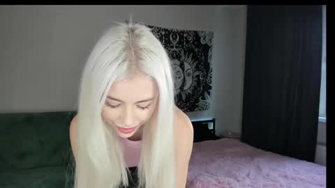 Snapshot of red_qwe chatting on 11.03.25 Erika online show from 11.03.25