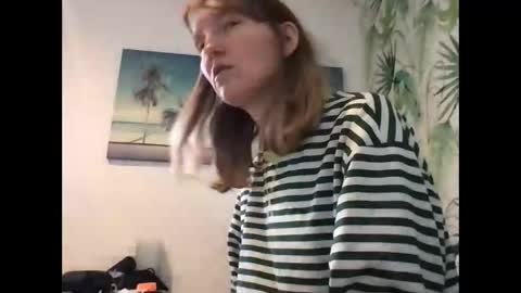 Snapshot of redfoxofficial chatting on 12.04.25 Redfox online show from 12.04.25