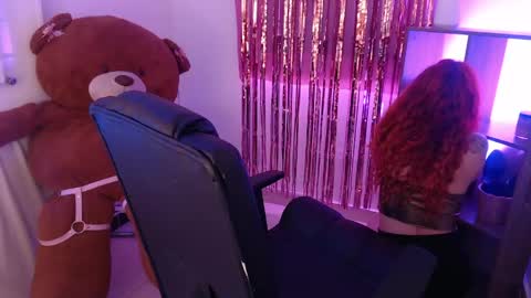 Snapshot of redgirrl_77 chatting on 05.25.26 Mere online show from 05.25.26