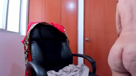 Snapshot of redroomxx chatting on 01.06.25 MIA online show from 01.06.25