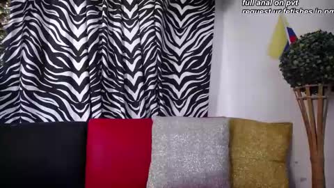 Snapshot of redroomxx chatting on 10.07.25 MIA online show from 10.07.25