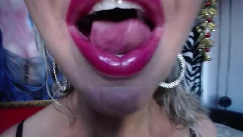 Snapshot of redroomxx chatting on 11.22.25 MIA online show from 11.22.25