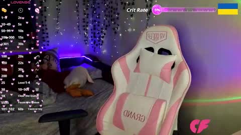 Snapshot of redvelveten chatting on 11.08.25 Ronnie online show from 11.08.25