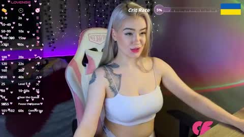 Snapshot of redvelveten chatting on 11.12.25 Ronnie online show from 11.12.25