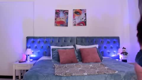 Snapshot of regina_blum chatting on 11.25.25 Regina online show from 11.25.25