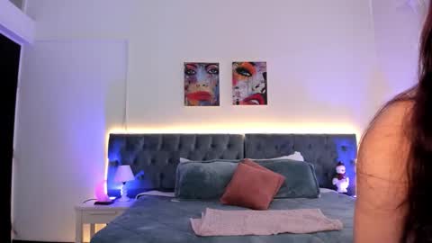 Snapshot of regina_blum chatting on 12.02.25 Regina online show from 12.02.25