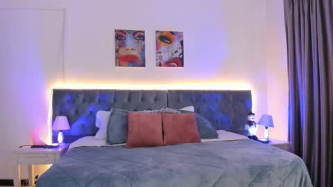 Snapshot of regina_blum chatting on 12.05.25 Regina online show from 12.05.25