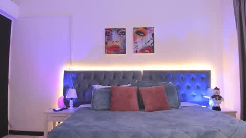 Snapshot of regina_blum chatting on 12.14.25 Regina online show from 12.14.25