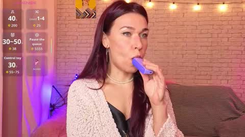 Snapshot of reginahawkinss chatting on 12.19.25 ReginaHawkinss online show from 12.19.25