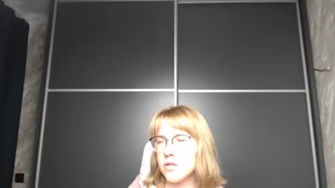 Snapshot of reginasmilee chatting on 02.10.25 Regina online show from 02.10.25