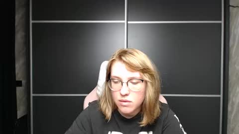 Snapshot of reginasmilee chatting on 02.11.25 Regina online show from 02.11.25