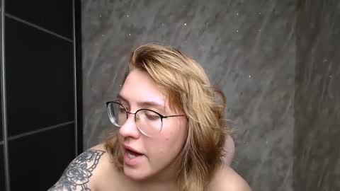 Snapshot of reginasmilee chatting on 02.12.25 Regina online show from 02.12.25