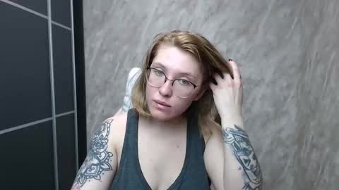 Snapshot of reginasmilee chatting on 02.14.25 Regina online show from 02.14.25