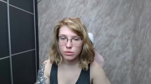 Snapshot of reginasmilee chatting on 02.15.25 Regina online show from 02.15.25