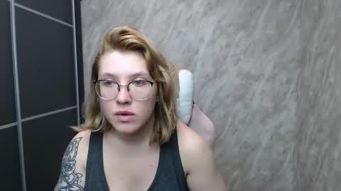 Snapshot of reginasmilee chatting on 02.16.25 Regina online show from 02.16.25