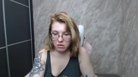 Snapshot of reginasmilee chatting on 02.16.25 Regina online show from 02.16.25