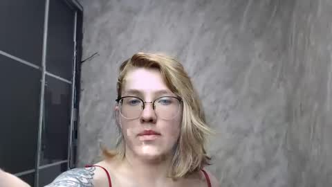 Snapshot of reginasmilee chatting on 02.17.25 Regina online show from 02.17.25