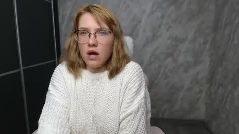 Snapshot of reginasmilee chatting on 02.18.25 Regina online show from 02.18.25