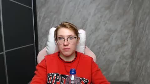 Snapshot of reginasmilee chatting on 02.19.25 Regina online show from 02.19.25