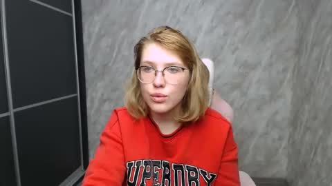 Snapshot of reginasmilee chatting on 02.19.25 Regina online show from 02.19.25