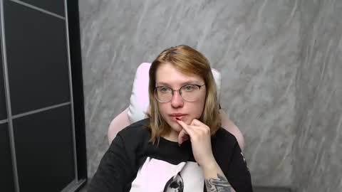 Snapshot of reginasmilee chatting on 02.21.25 Regina online show from 02.21.25