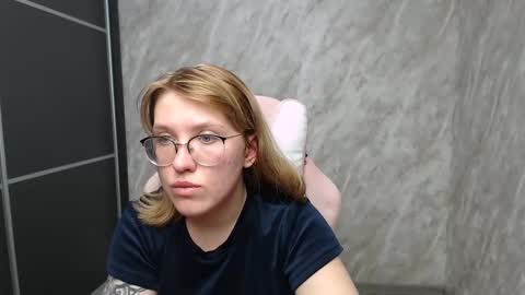 Snapshot of reginasmilee chatting on 02.21.25 Regina online show from 02.21.25